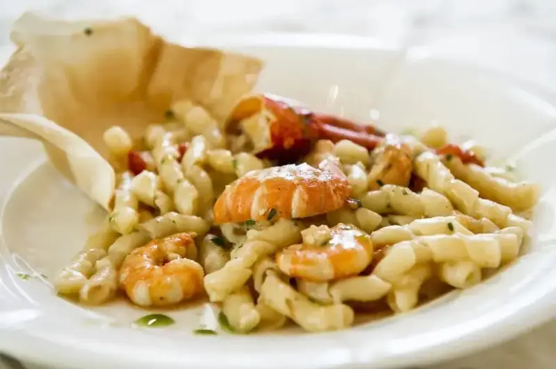 Assiette de pâtes aux crevettes et à la langouste.
