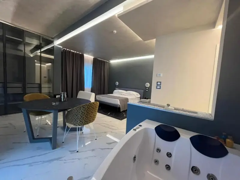 Une chambre spacieuse avec un lit et un coin repas.
