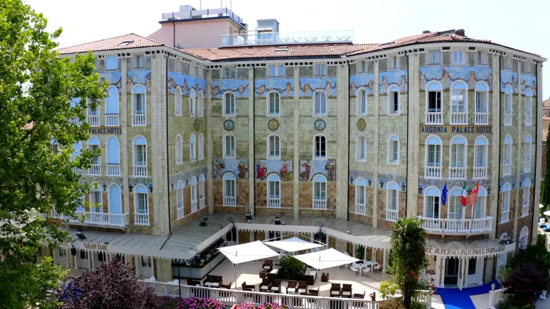 Bâtiment à plusieurs étages avec des balcons et des fenêtres décorées.