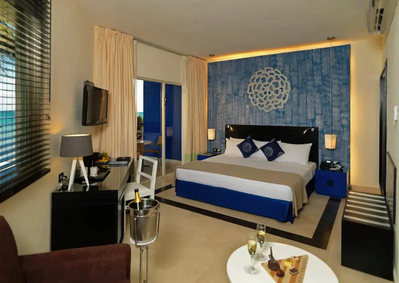 Une chambre lumineuse avec un grand lit et une décoration moderne.
