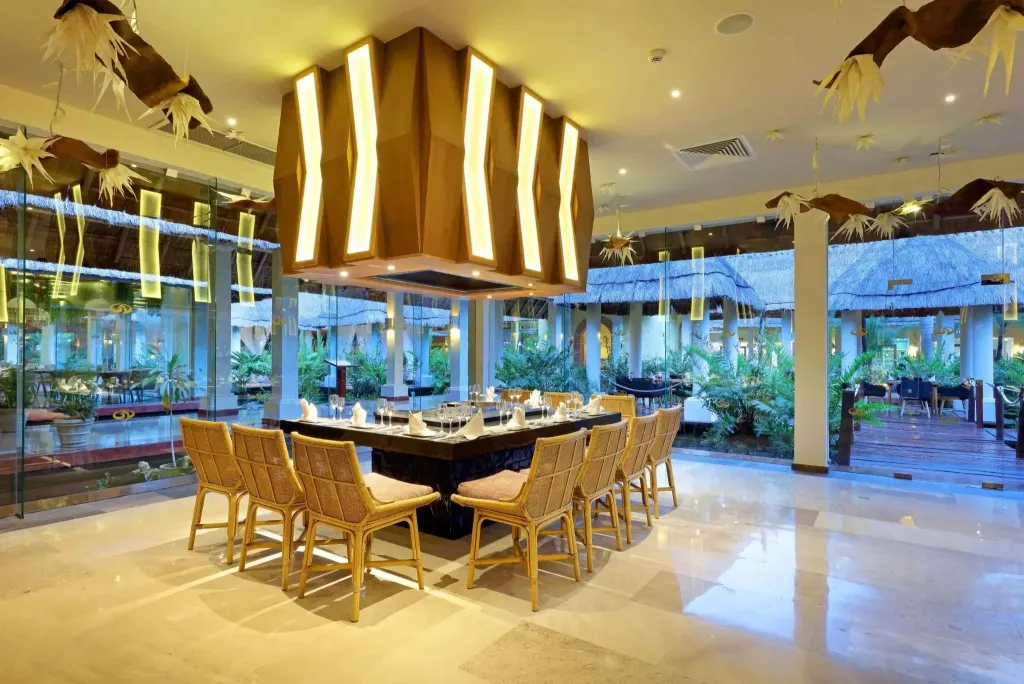 Une table à manger est entourée de chaises dans un espace lumineux et décoré.