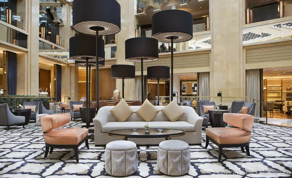 Un espace de détente intérieur avec canapés et luminaires suspendus.