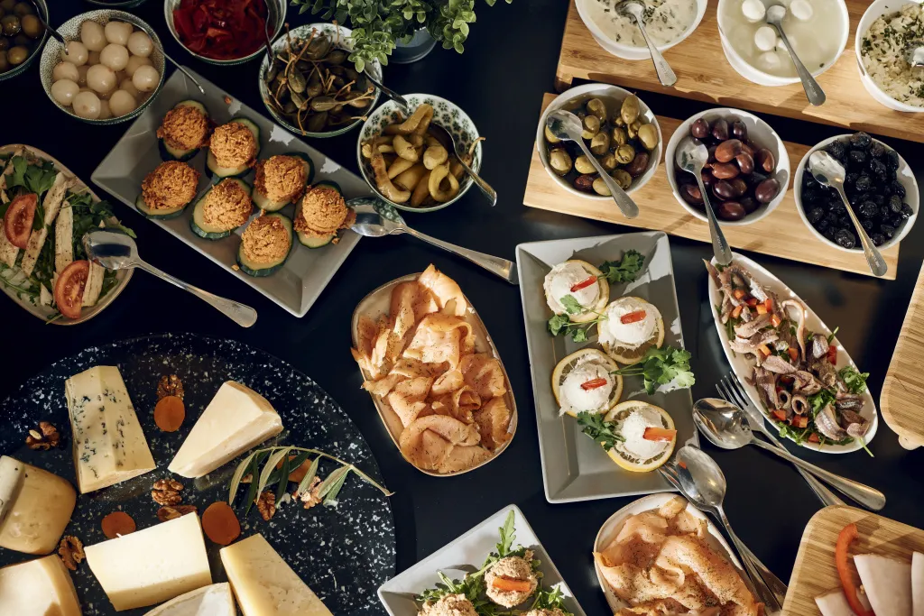 Assortiment de mets variés présentés sur une table sombre.