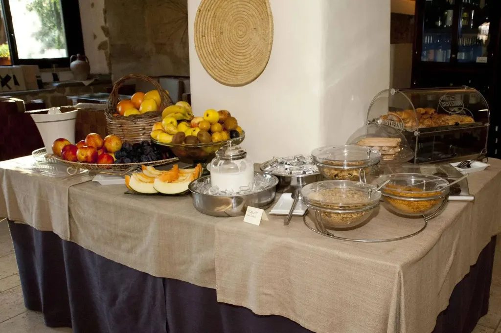 Un buffet propose des fruits frais et des pâtisseries.