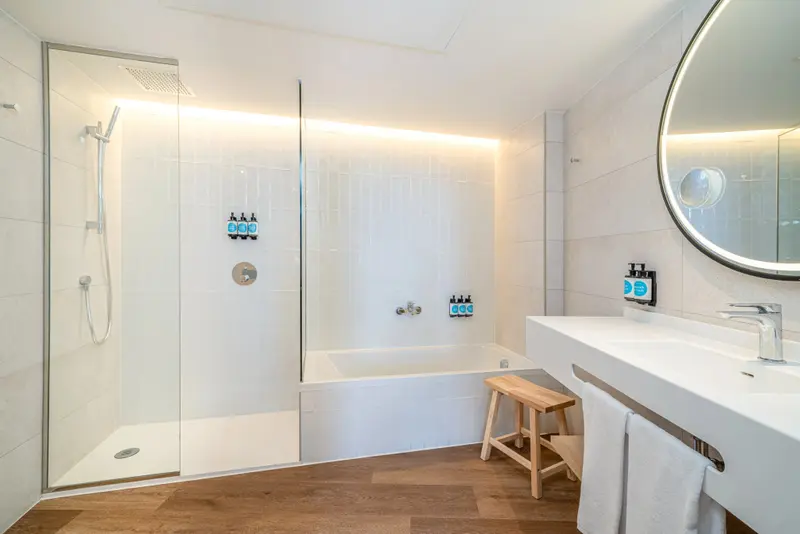 Une salle de bain moderne avec douche à l'italienne et baignoire.