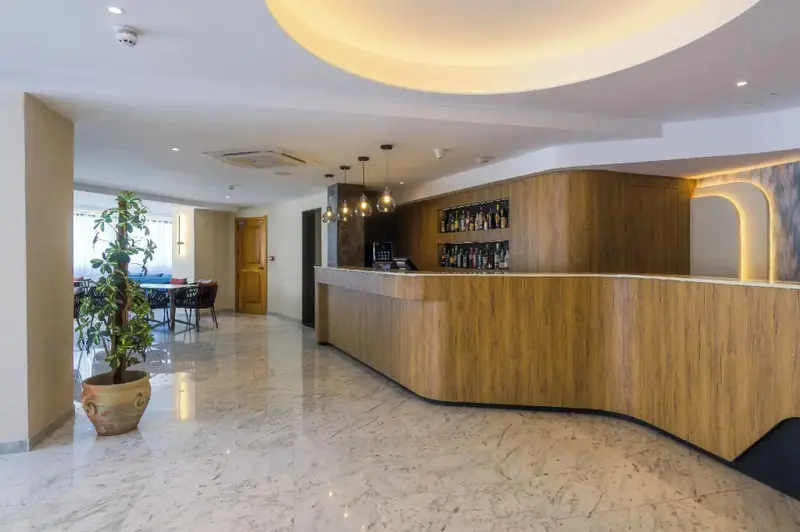 Un comptoir de bar en bois clair dans un espace lumineux et moderne.