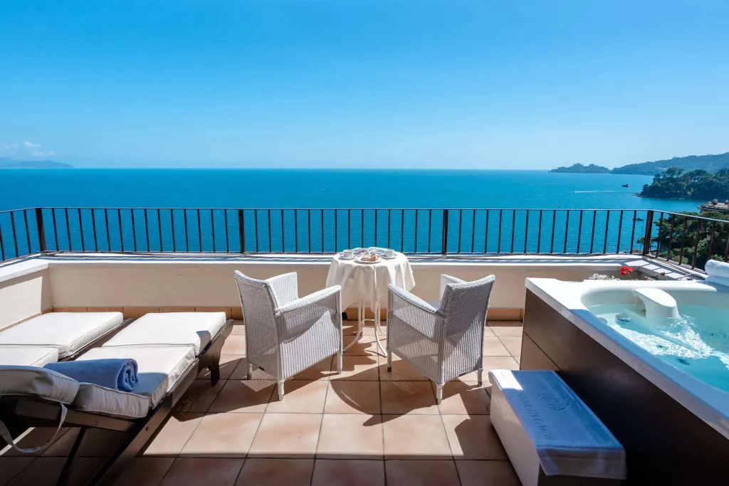 Terrasse aménagée avec mobilier de détente et vue sur la mer.