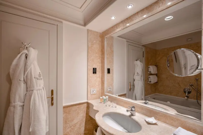 Une salle de bain lumineuse avec baignoire et lavabo.