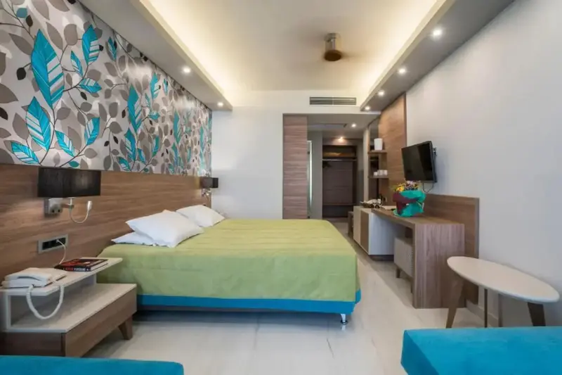Une chambre lumineuse avec un grand lit et une décoration moderne.