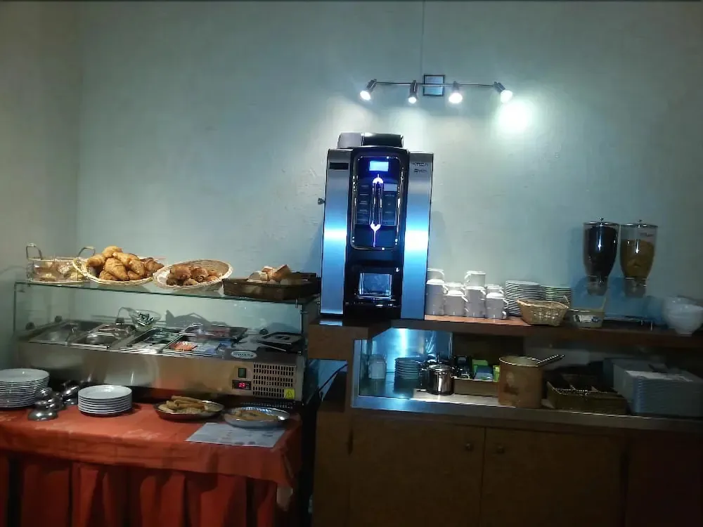 Un buffet propose des viennoiseries et des boissons chaudes.