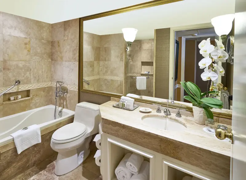 Une salle de bain lumineuse avec baignoire et lavabo.