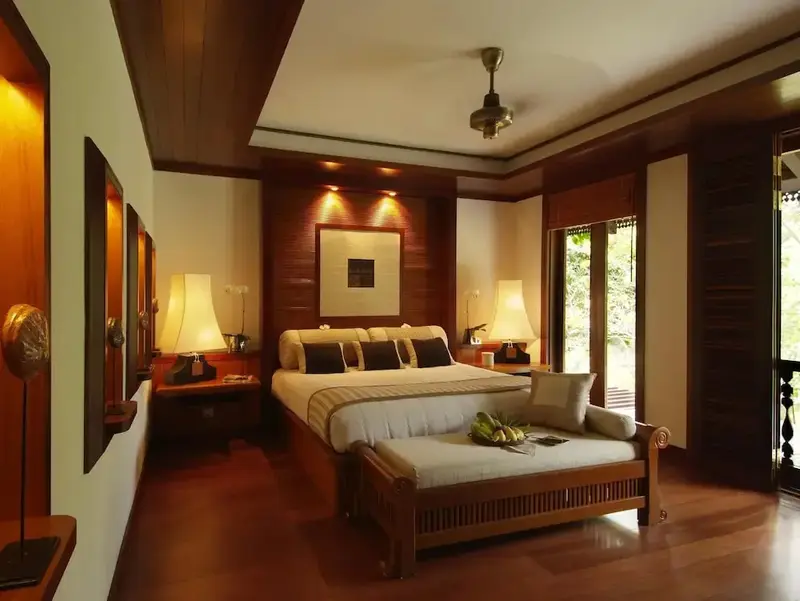 Une chambre spacieuse avec un grand lit et une décoration chaleureuse.
