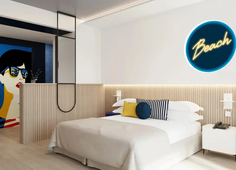 Une chambre lumineuse avec un grand lit blanc et une décoration moderne.
