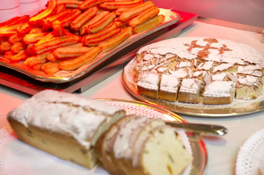 Assortiment de pâtisseries et de viennoiseries présentées sur un buffet.