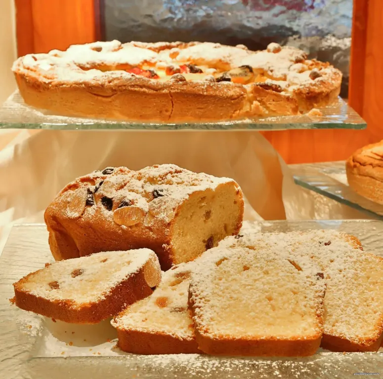 Présentation de pâtisseries saupoudrées de sucre glace sur des présentoirs.