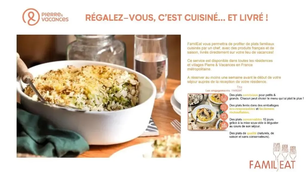 Un plat de poisson servi sur une table avec une boisson.