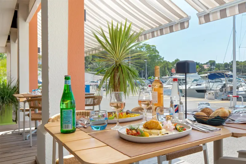 Une table est dressée avec des plats et des boissons en extérieur.