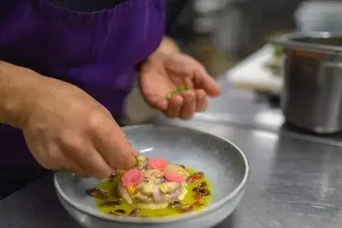 Préparation d'un plat raffiné avec des ingrédients frais.