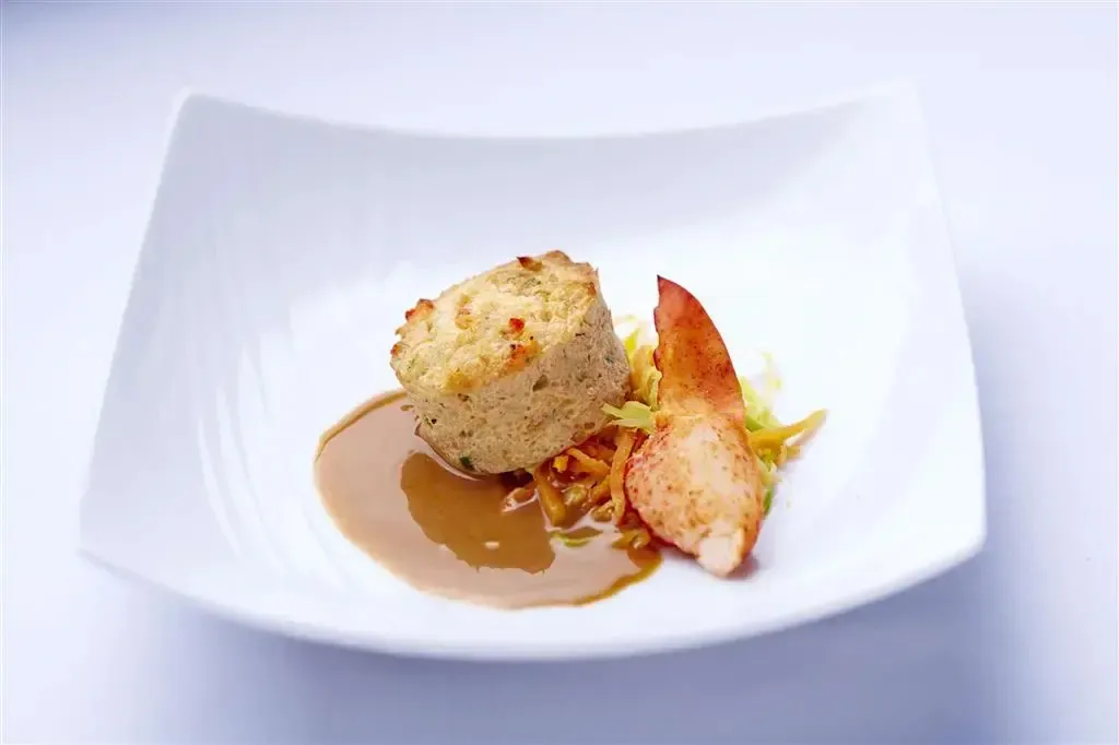 Assiette raffinée avec une préparation à base de poisson et de crustacés.