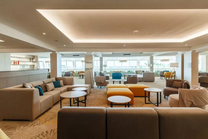 Un grand espace de détente avec des canapés et des fauteuils confortables.