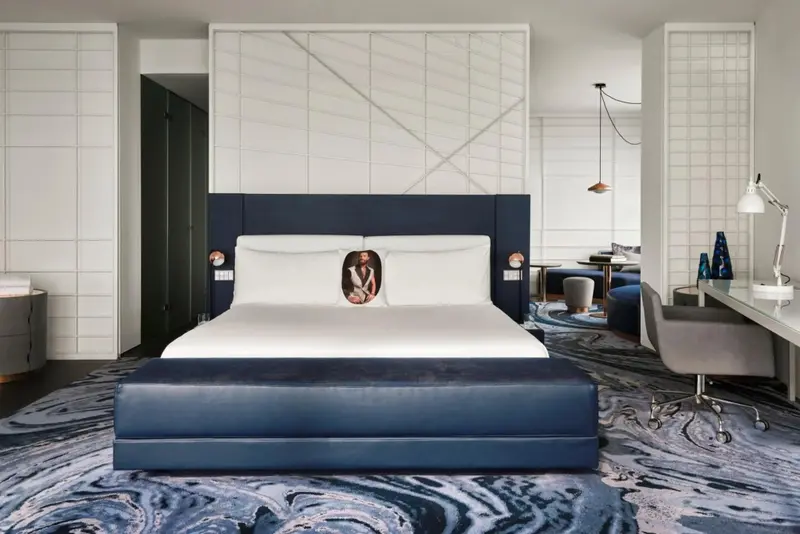Une chambre moderne avec un grand lit et un espace bureau.