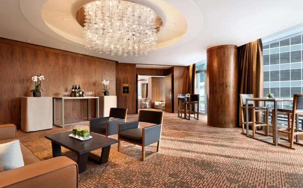 Espace de détente intérieur avec mobilier confortable et éclairage décoratif.