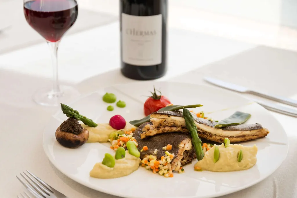 Assiette raffinée avec une présentation soignée de viande, de légumes et de sauces.