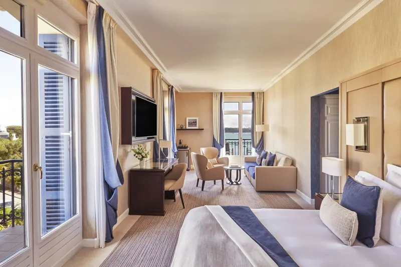 Une chambre lumineuse avec un lit et un espace salon.
