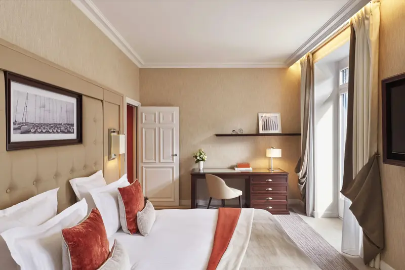 Une chambre à coucher lumineuse avec un grand lit et un bureau.