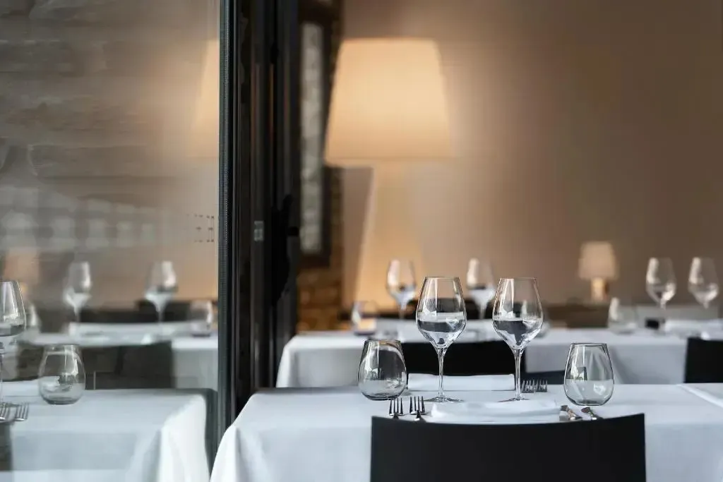 Tables dressées dans une salle à manger lumineuse.