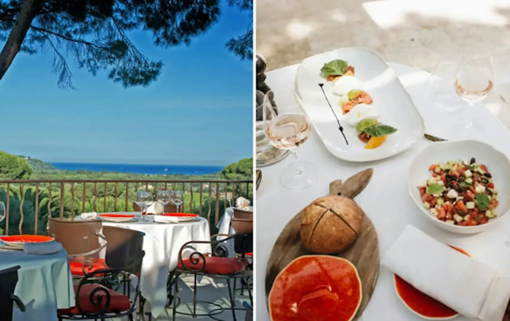 Tables dressées en terrasse avec vue sur la mer et la végétation.