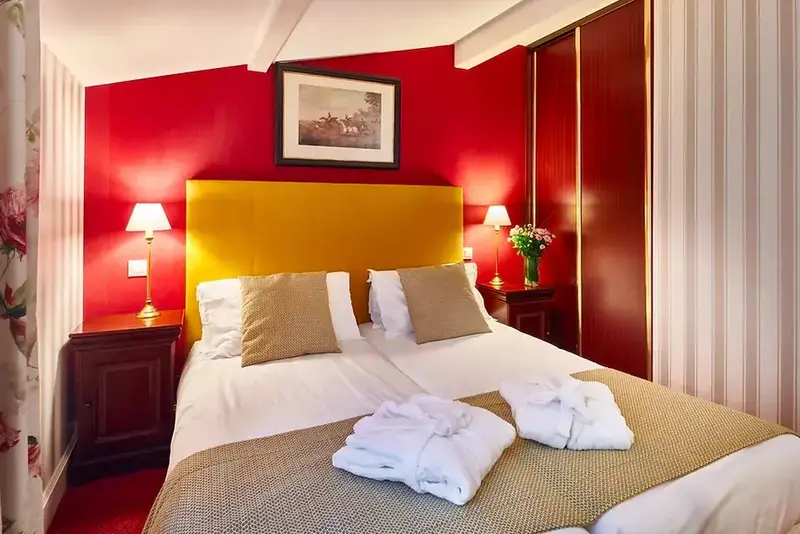 Une chambre à coucher avec un lit double et une décoration colorée.