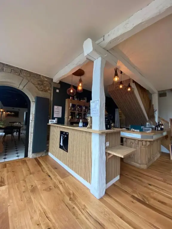Un comptoir de réception en bois clair dans un espace intérieur lumineux.