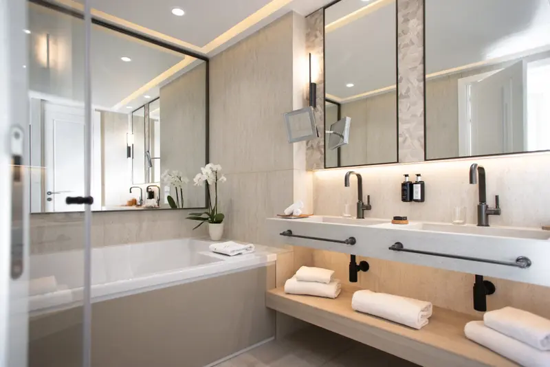 Une salle de bain moderne avec baignoire et double vasque.