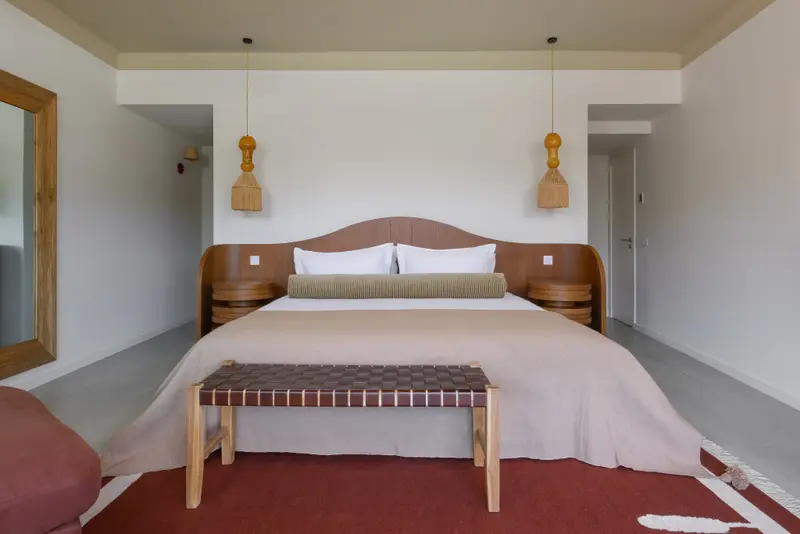Une chambre lumineuse avec un grand lit et une décoration sobre.
