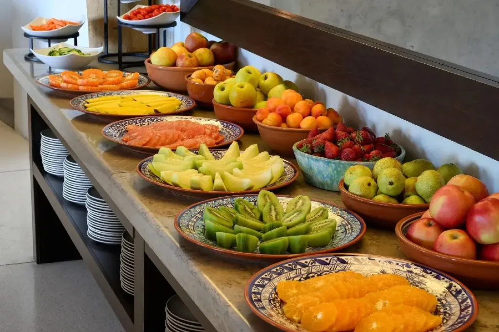 Un buffet propose une variété de fruits frais et colorés.