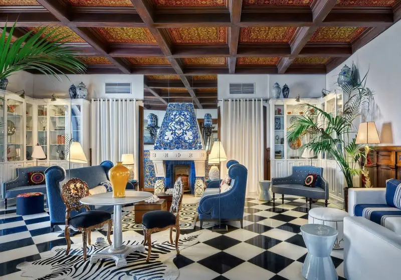 Un espace de détente intérieur avec des fauteuils et des tables basses.