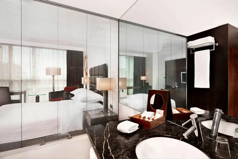 Une salle de bain moderne avec un lavabo en marbre et des serviettes.