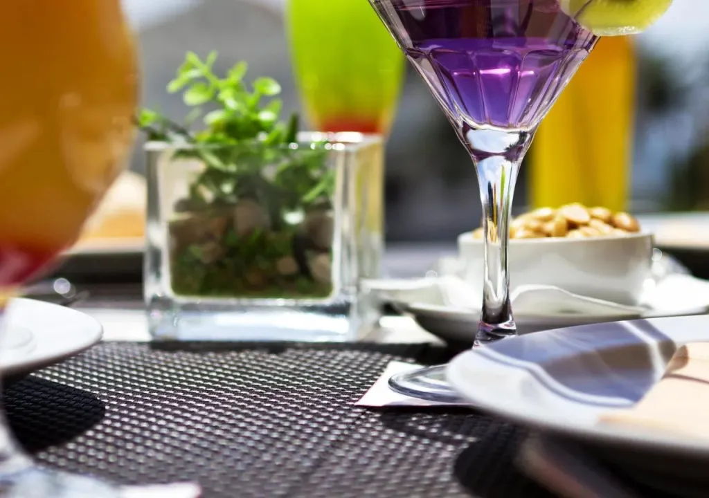 Une table est dressée avec des boissons colorées et des amuse-gueules.