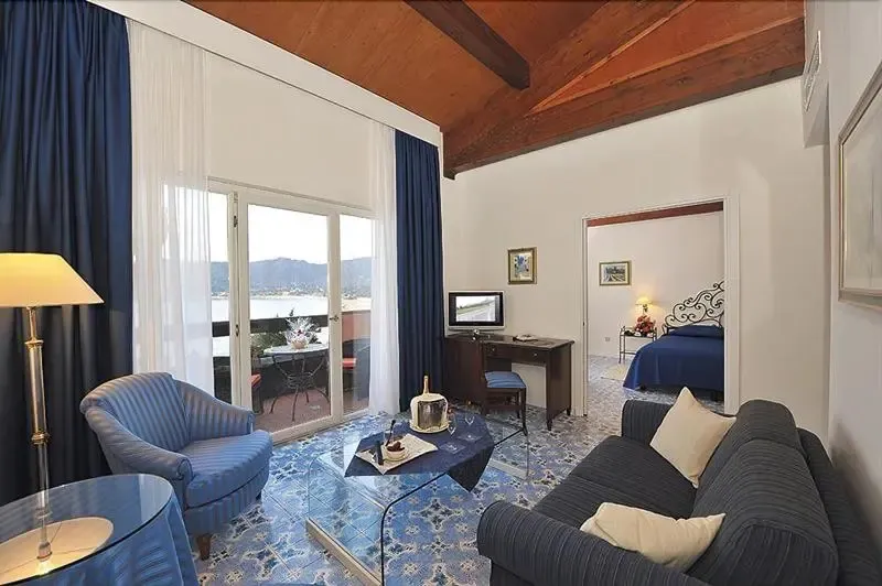 Un salon lumineux s'ouvre sur une terrasse avec vue sur la mer.