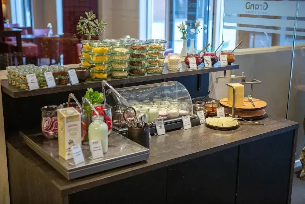 Un buffet propose une variété de céréales, de yaourts et de fruits.