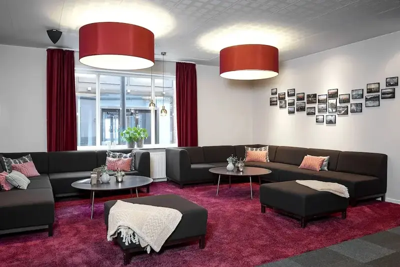 Un espace de détente intérieur avec des canapés et des tables basses.