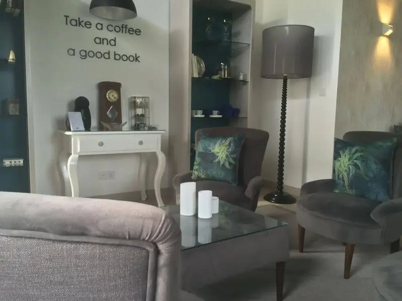 Un espace de détente intérieur avec des fauteuils et un canapé.