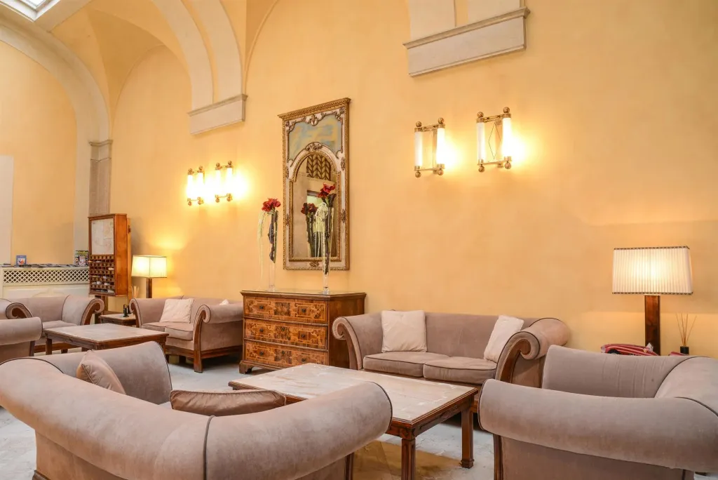 Un espace de détente intérieur avec des canapés et des tables basses.