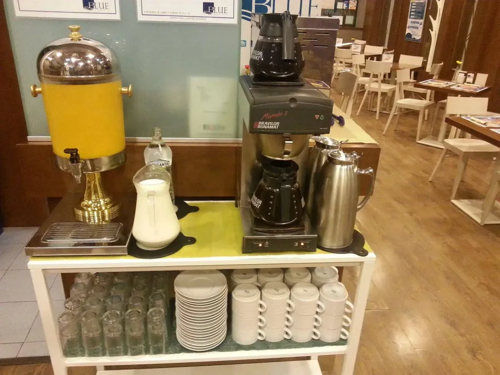 Un buffet propose des boissons et de la vaisselle.