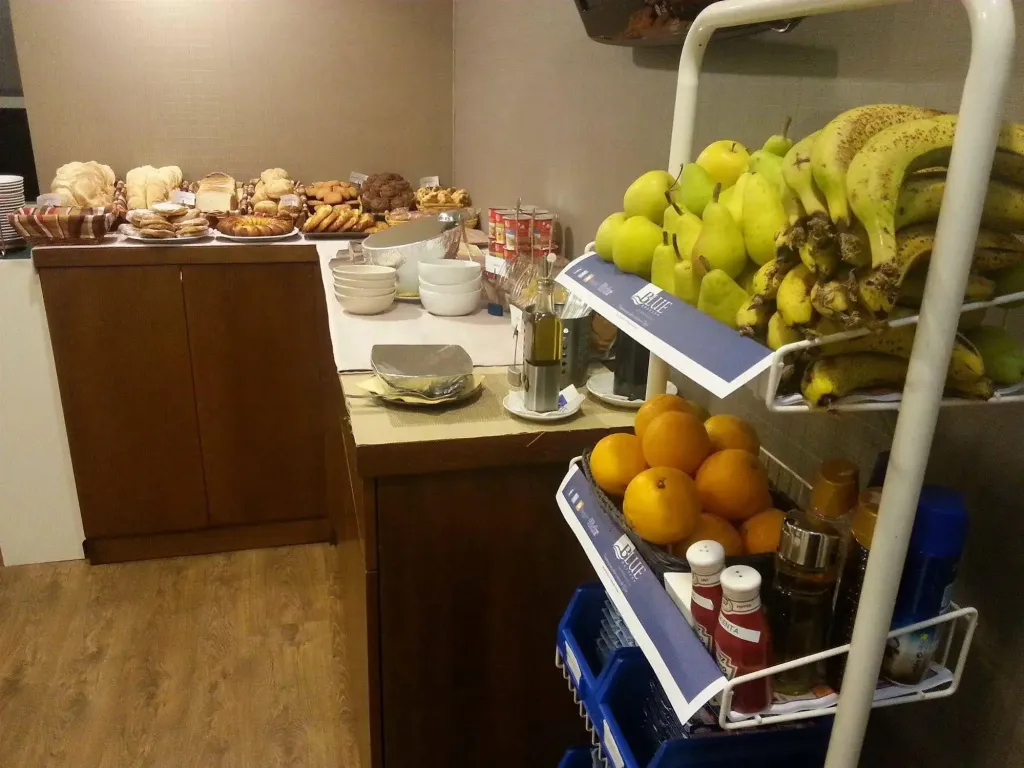 Un buffet propose des pâtisseries, des fruits et des boissons.