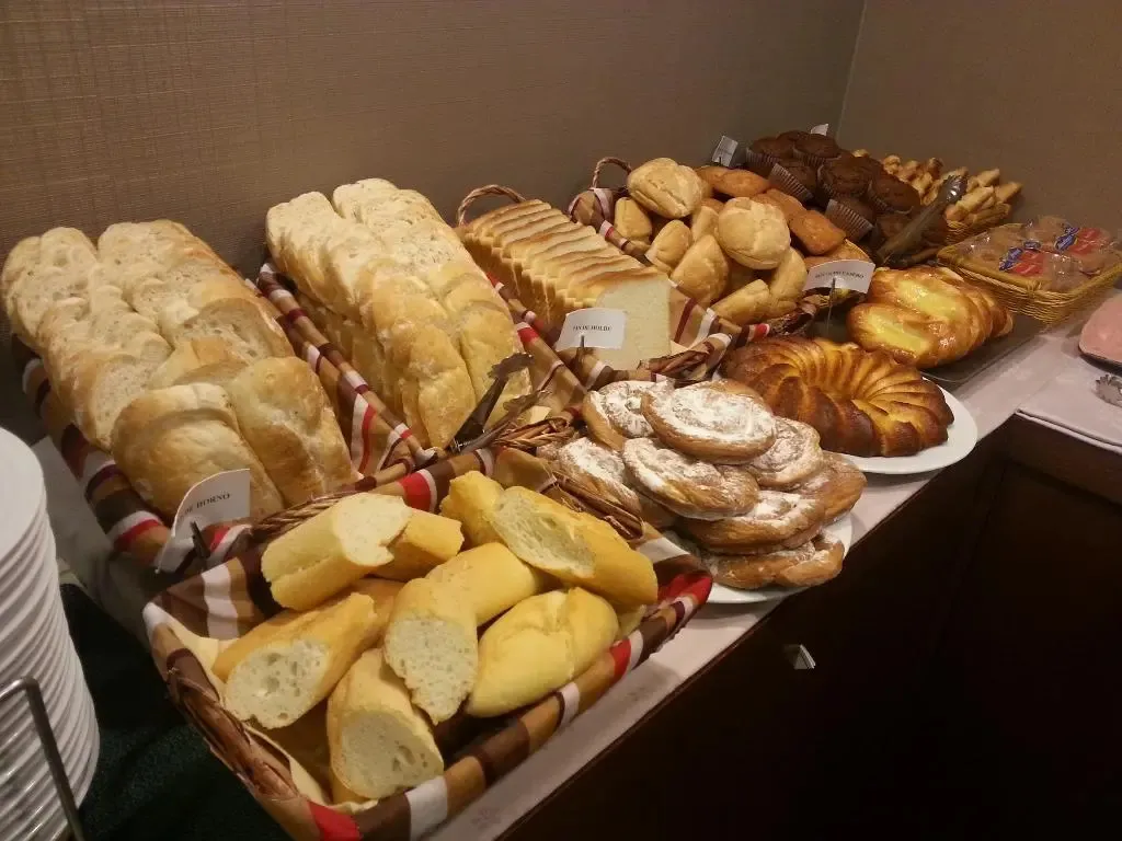 Assortiment de pains et viennoiseries présentés dans des paniers.
