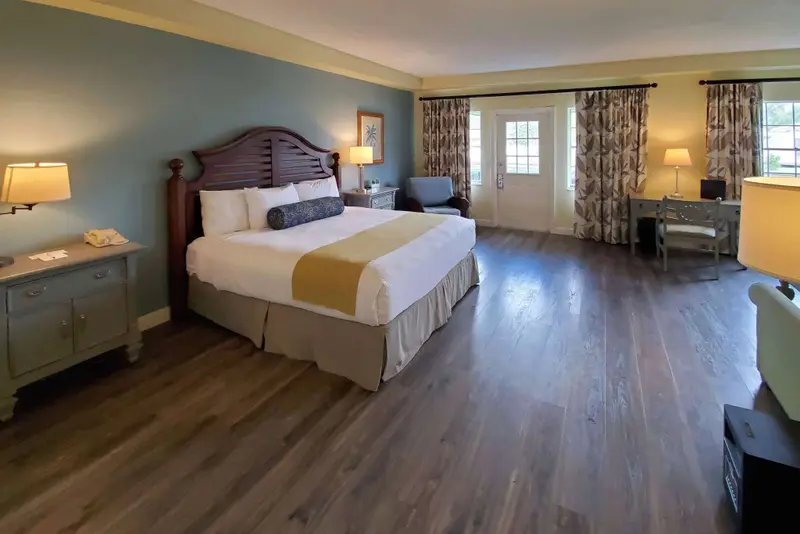 Une chambre spacieuse avec un grand lit et un coin salon.