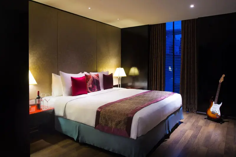 Une chambre d'hôtel moderne avec un grand lit et une décoration soignée.