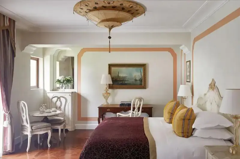 Une chambre à coucher lumineuse avec un lit à baldaquin et un coin repas.